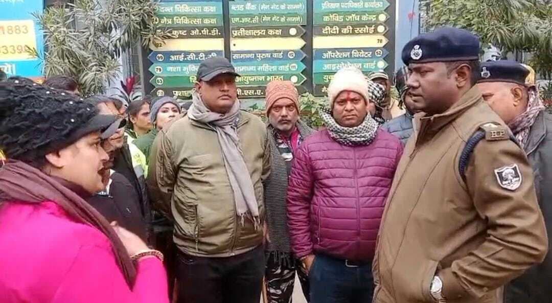 निजी कंपनी के गार्ड आपस में भिड़े, एरिया मैनेजर को खदेड़ा