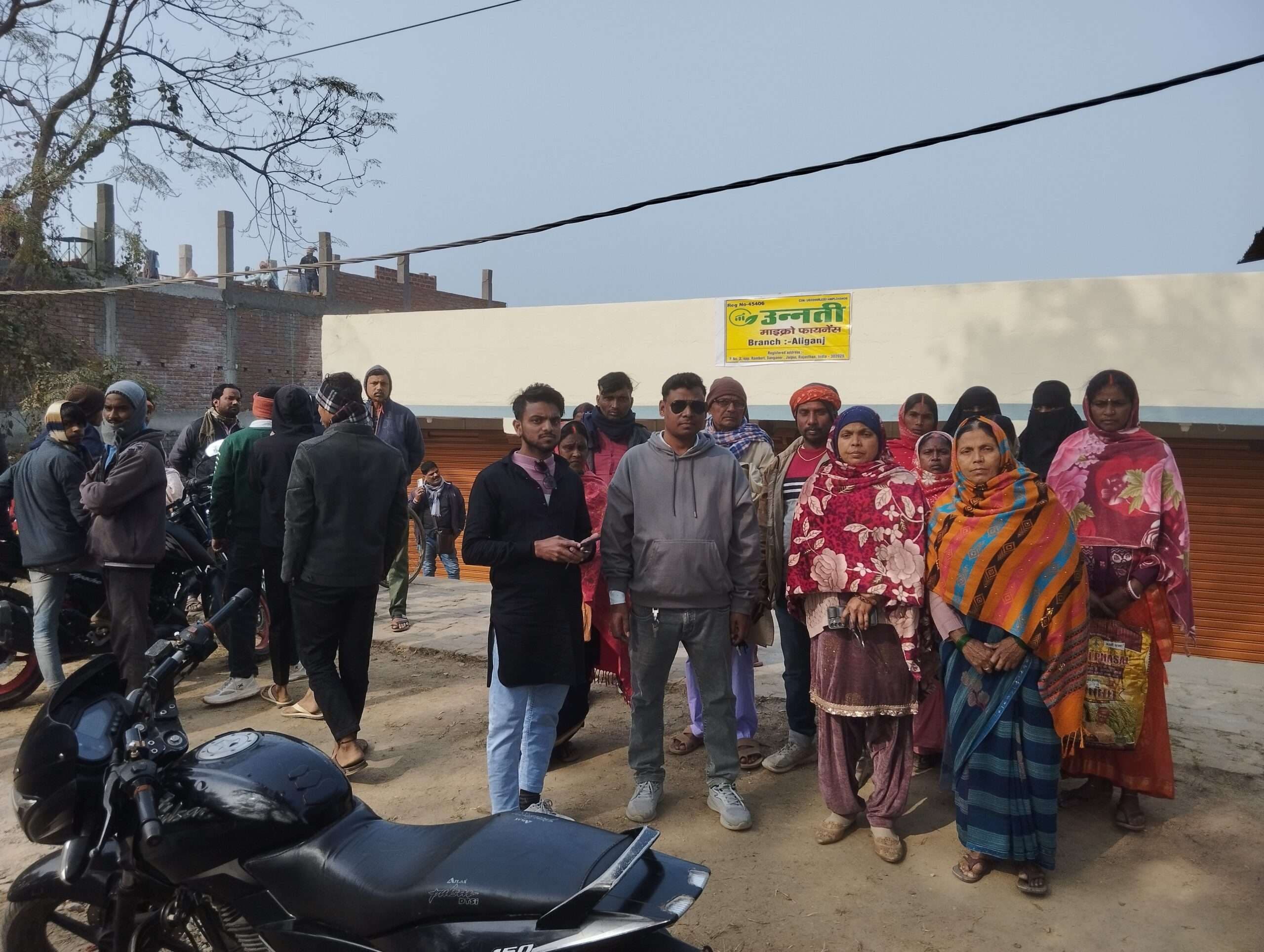 लोन के नाम पर सैकड़ों महिलाओं से पांच लाख से अधिक की ठगी