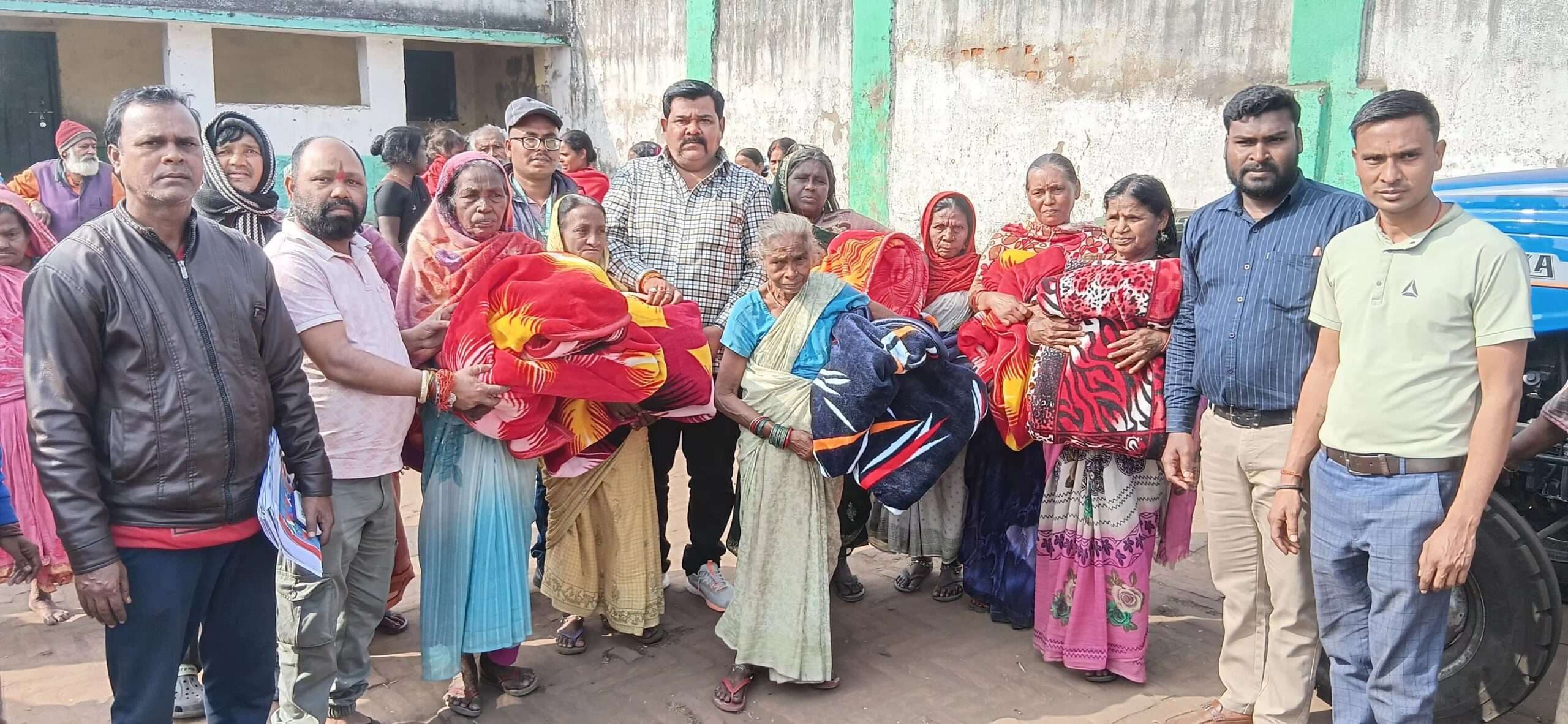Bokaro News : जरूरतमंदों के बीच बांटे गये कंबल