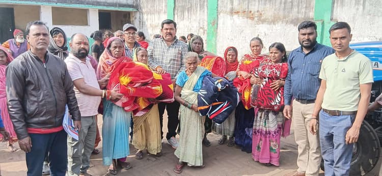 Bokaro News : जरूरतमंदों के बीच बांटे गये कंबल