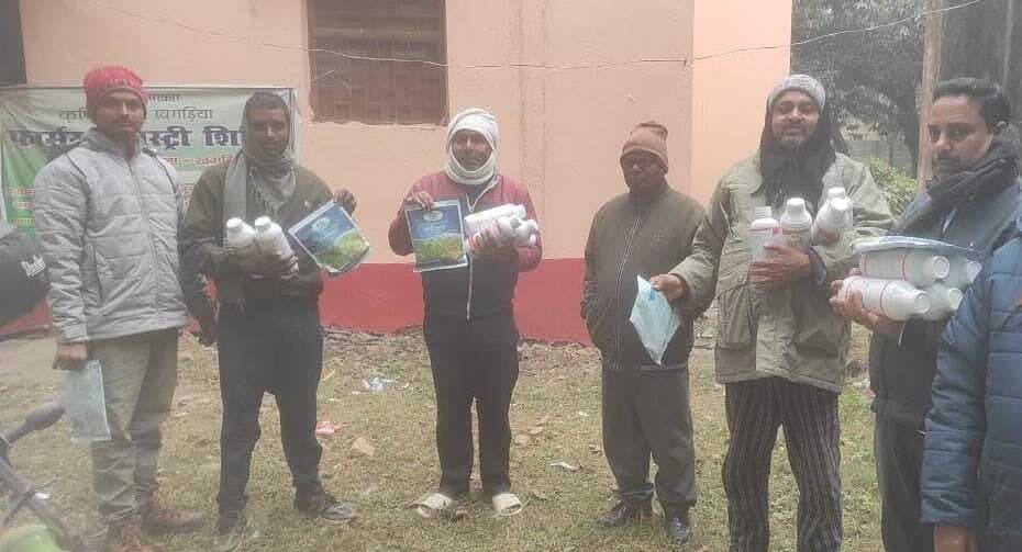 किसानों के बीच उपलब्ध कराया गया फसल सुरक्षा किट