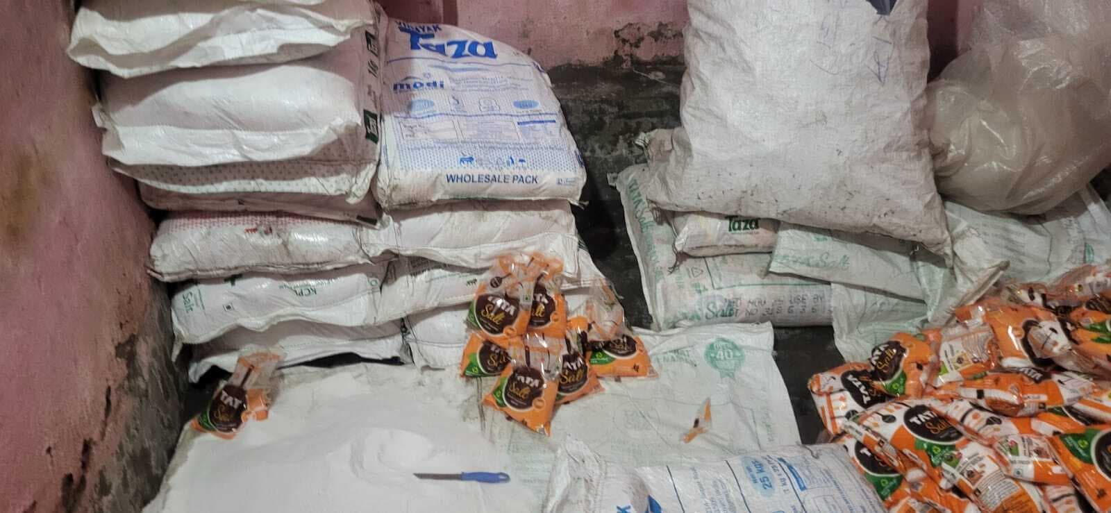 नकली टाटा नमक व हार्पिक बनाने की अवैध फैक्ट्री का भंडाफोड़, दो महिलाएं गिरफ्तार