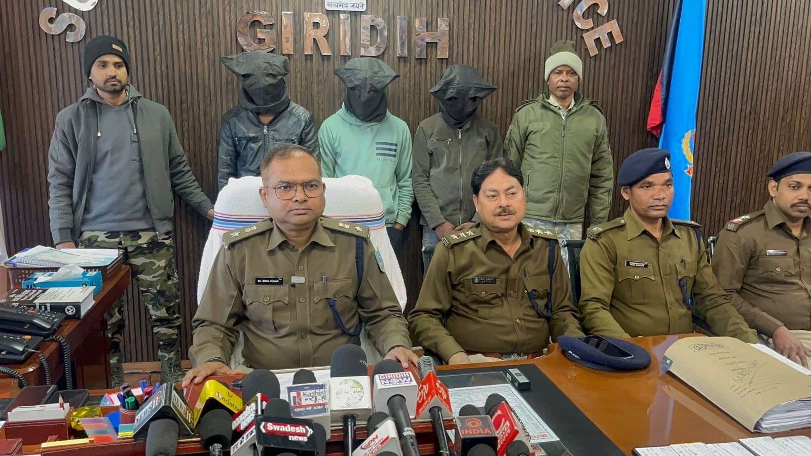 Giridih News: गांडेय के जंगल में रहा था साइबर ठगी का काला कारोबार, पुलिस ने तीन को दबोचा