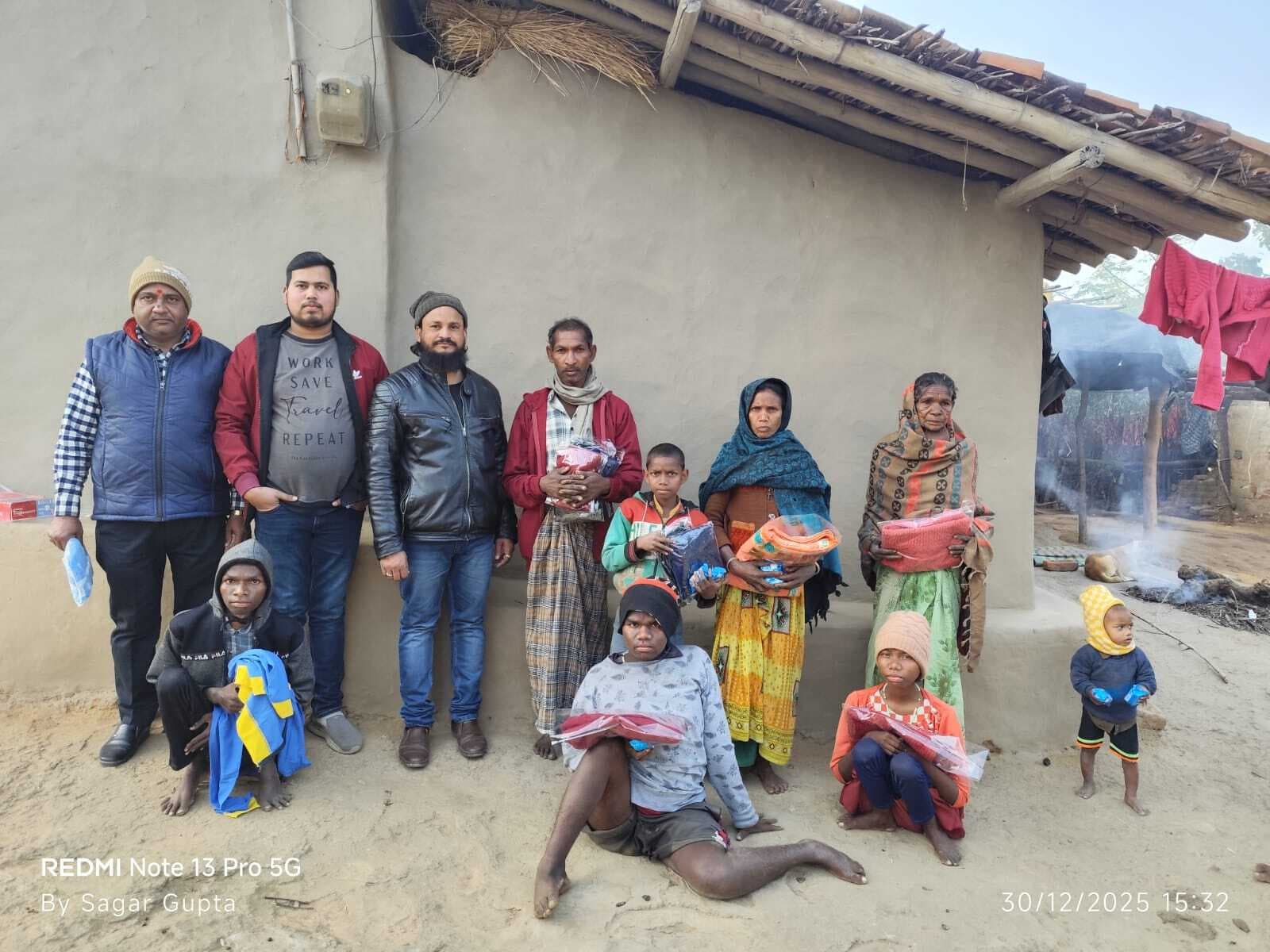 Giridih News: समाजसेवी नवाब अली ने दिव्यांग परिवार के बीच बांटे गर्म कपड़े