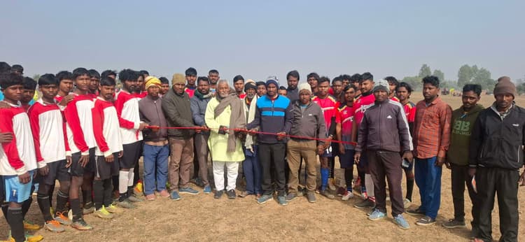 Giridih News: बुढ़ियाटांड़ की टीम ने जीता फुटबाल का पहला मैच