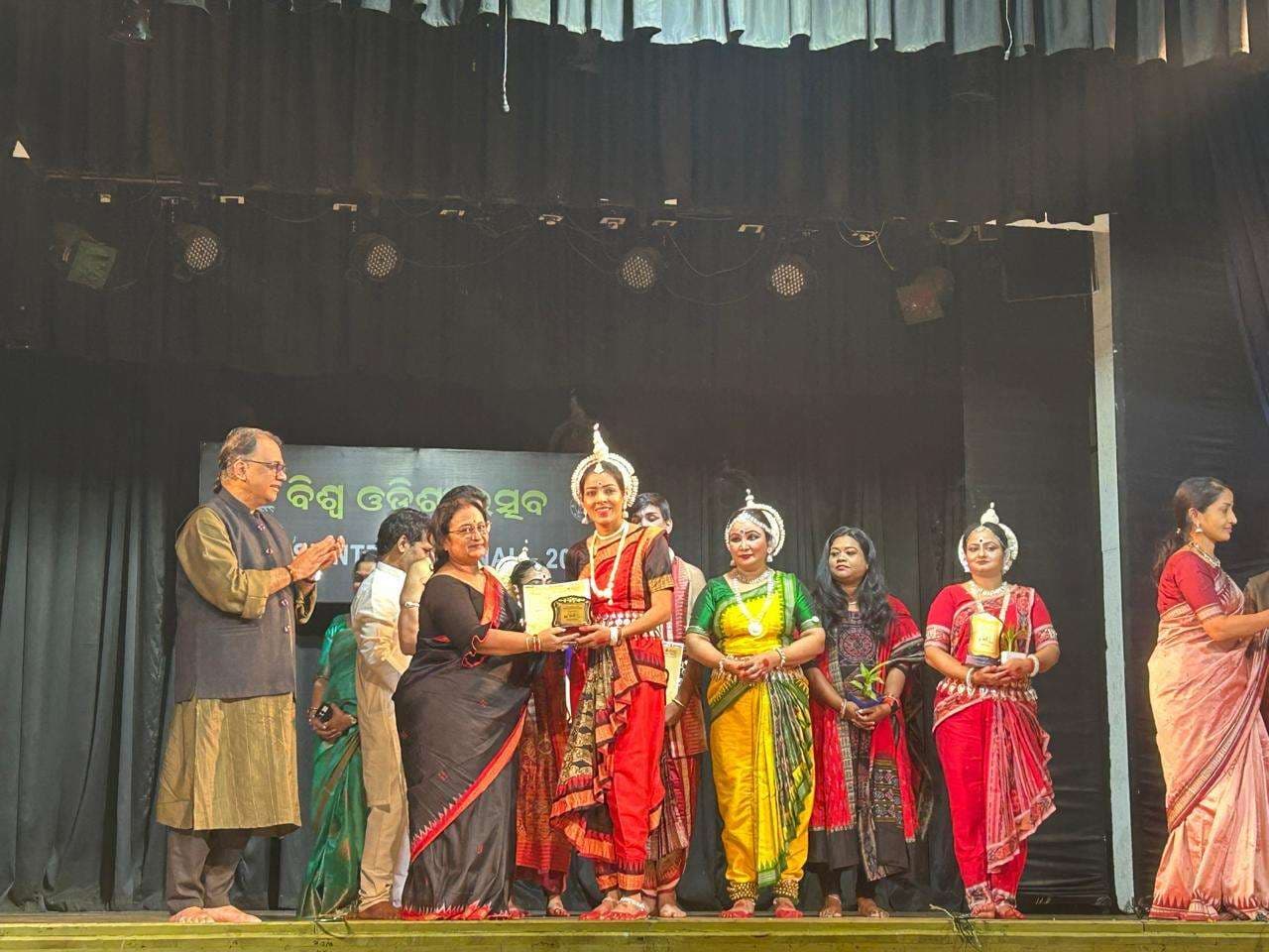 Seraikela Kharsawan News : मां-बेटी की ओडिशी जोड़ी ने अंतरराष्ट्रीय मंच पर बढ़ाया जिले का मान