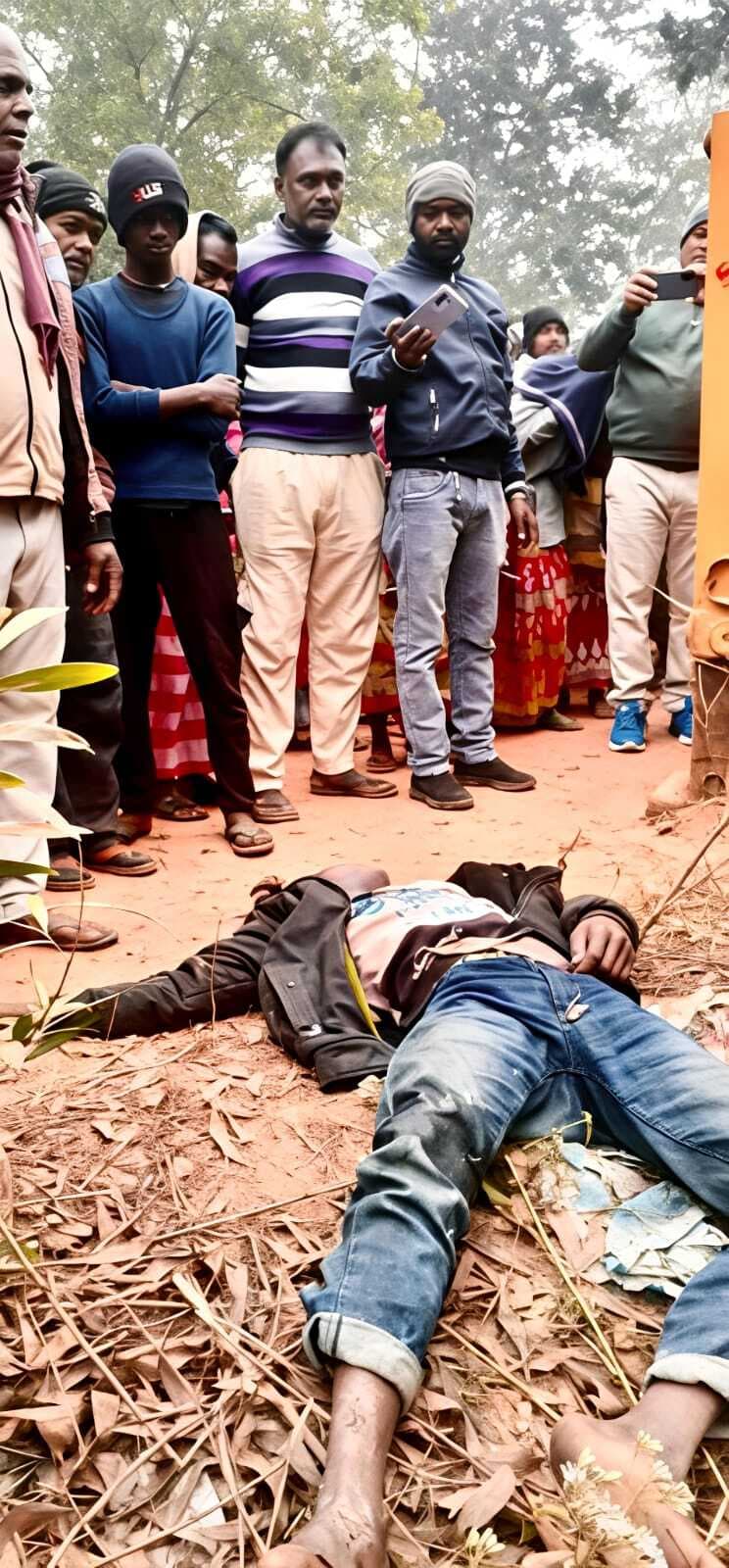 East Singhbhum News : ट्रैक्टर पलटने से इंजन के नीचे दबे सबर की युवक मौत, मुआवजा पर अड़े परिजन