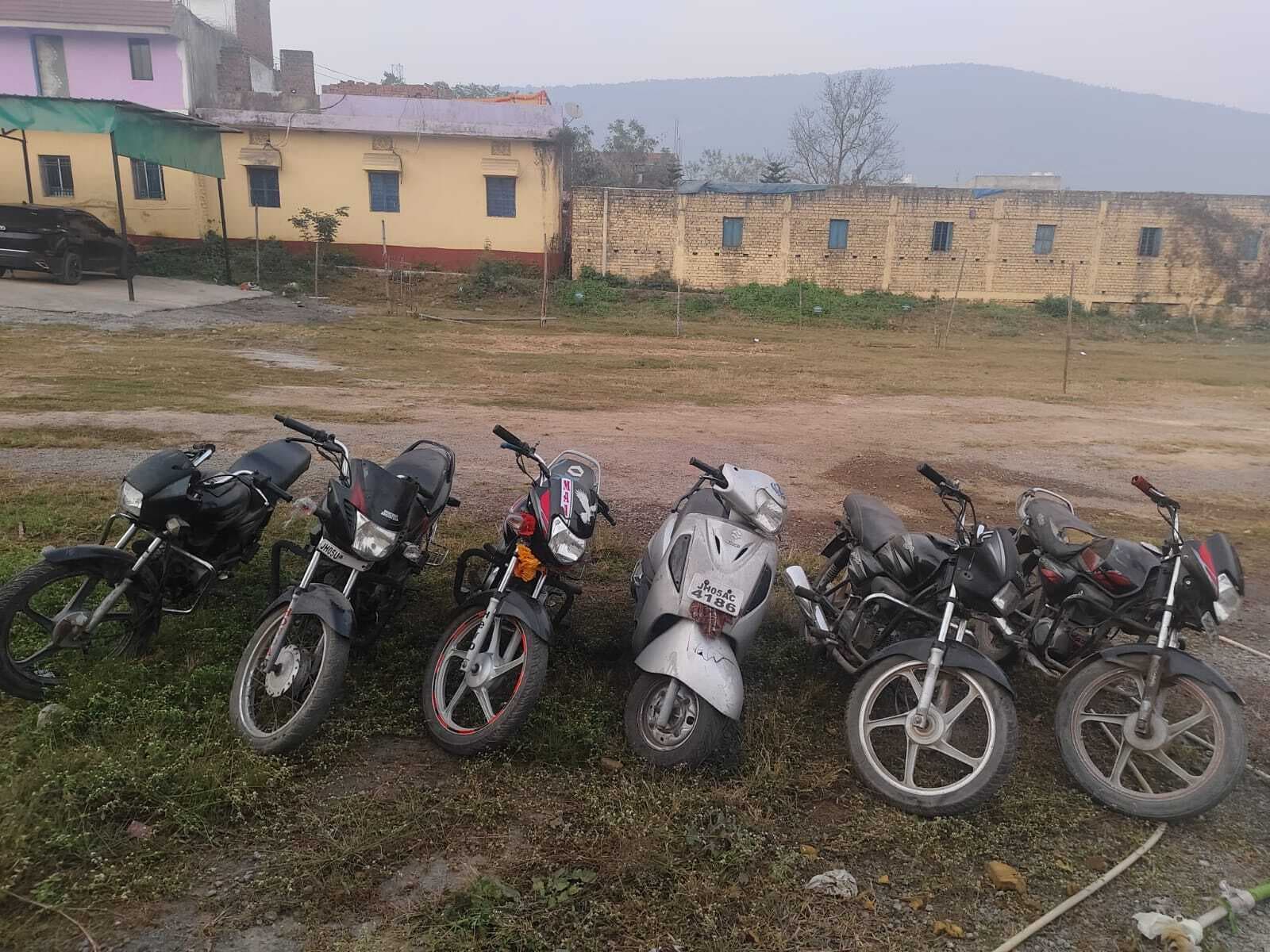 Jamshedpur News : एमजीएम : चोरी की पांच बाइक, एक स्कूटी के साथ दो नाबालिग समेत तीन पकड़ाये