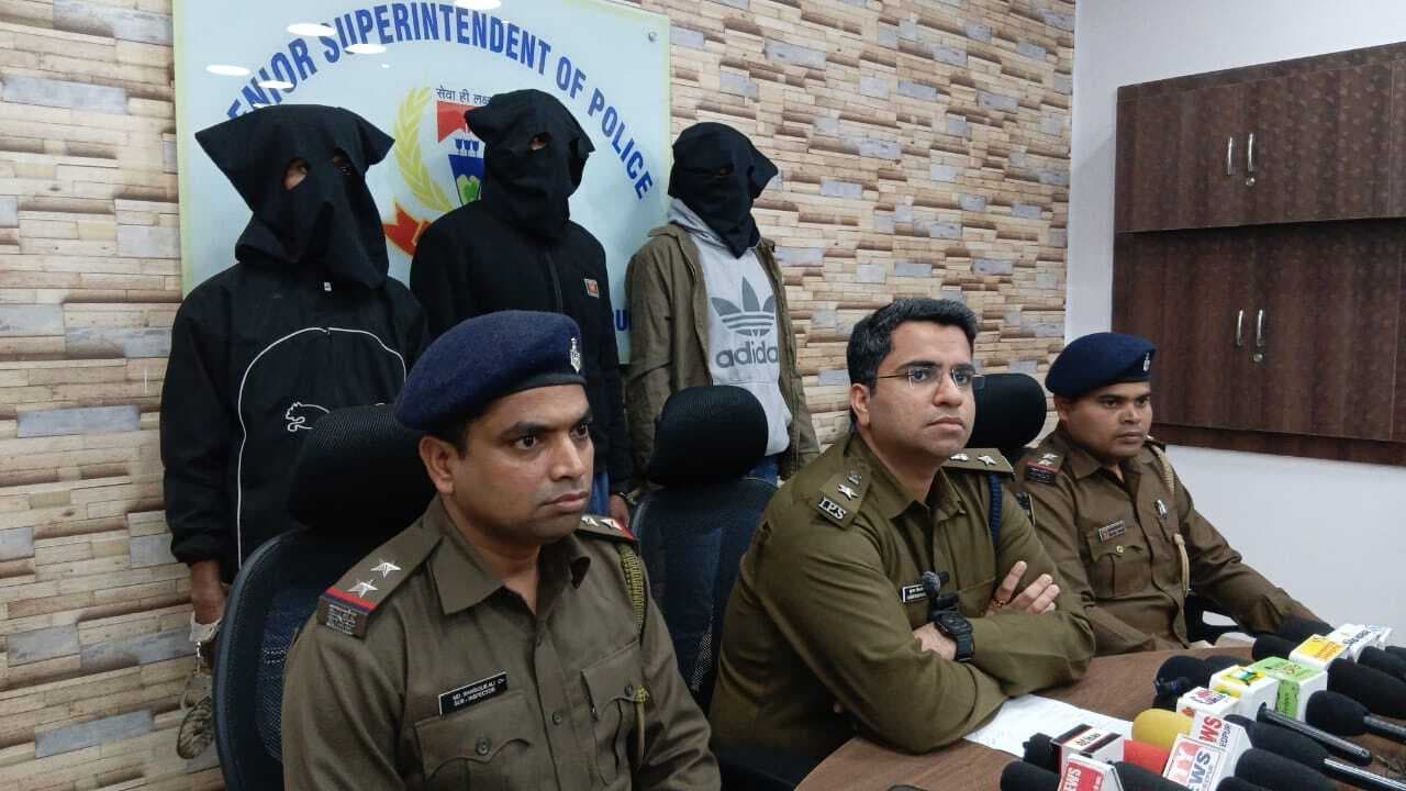 Jamshedpur News : उलीडीह : देसी कट्टा, चाकू, रॉड के साथ तीन युवक गिरफ्तार
