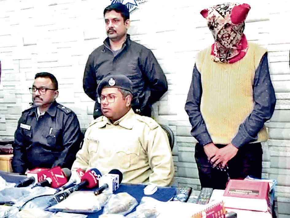 ऑर्फनगंज रोड में जमीन खोद कर निकाला गया हथियारों का जखीरा