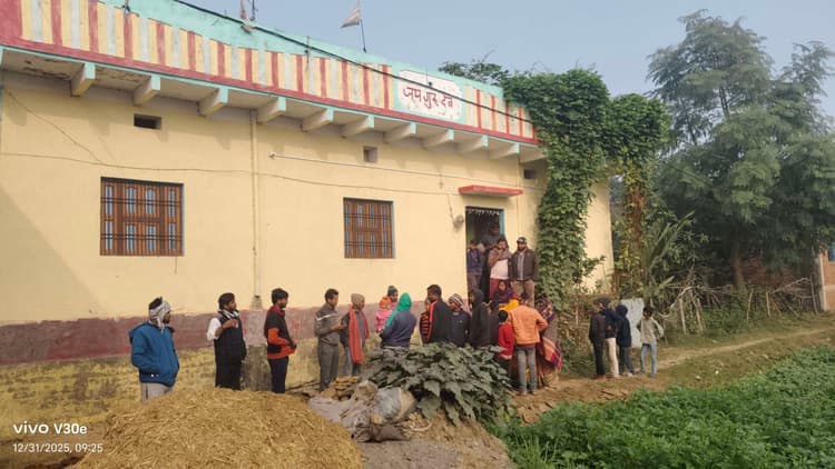 घर का ताला तोड़ पांच लाख की संपत्ति उड़ायी