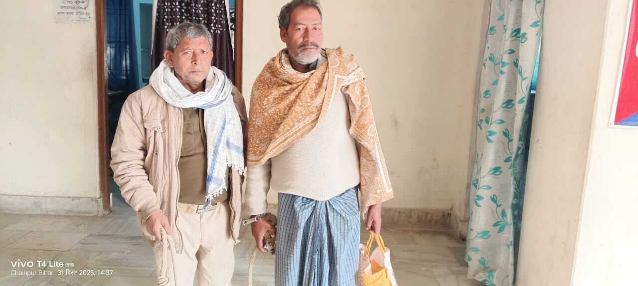 देसी शराब के साथ अंडा दुकानदार गिरफ्तार