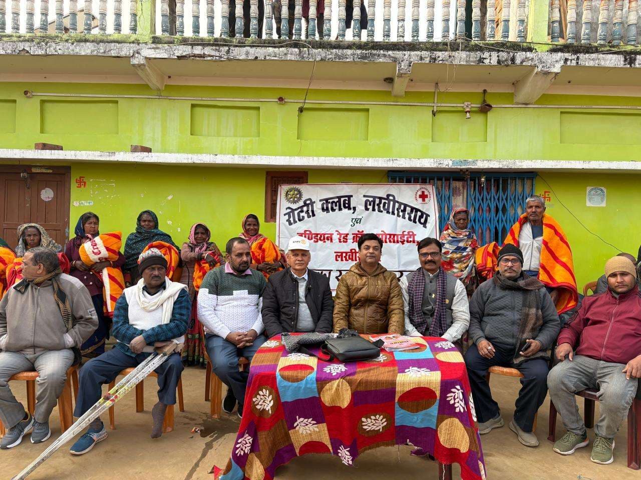 रोटरी क्लब व रेडक्रास सोसाइटी ने किया कंबल वितरण