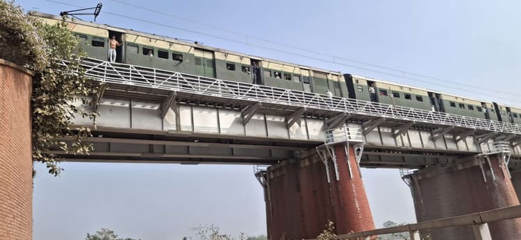 68 घंटे बाद पटरी पर लौटी ज़िंदगी, जसीडीह-झाझा रेलखंड पर बहाल हुआ रेल परिचालन