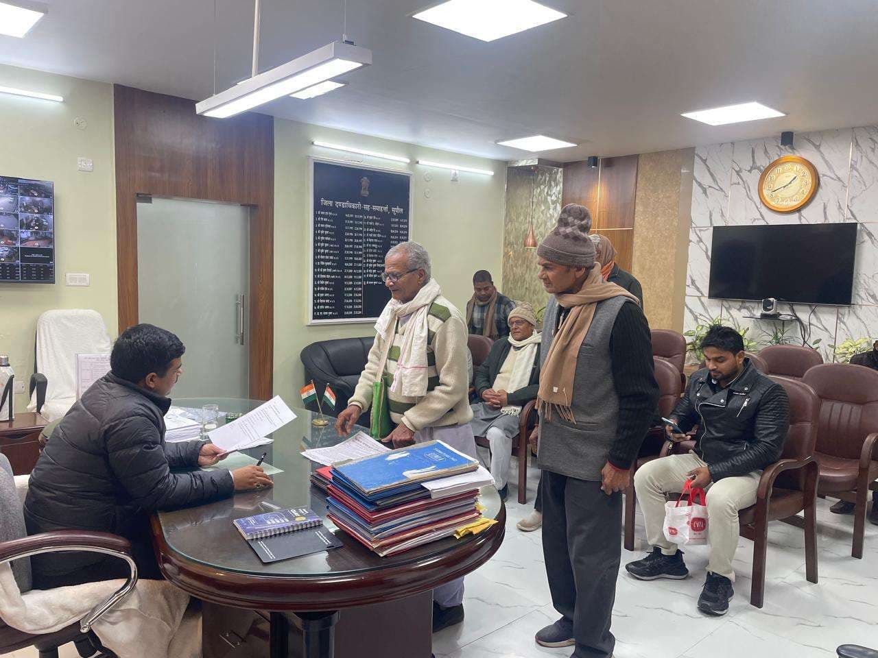 वर्ष के अंतिम दिन डीएम ने सुनी जनता की फरियाद, कई मामलों का हुआ त्वरित समाधान