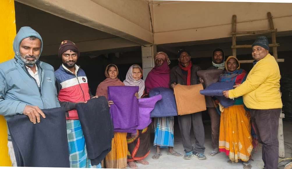 जदयू नेता ने किया कंबल का वितरण