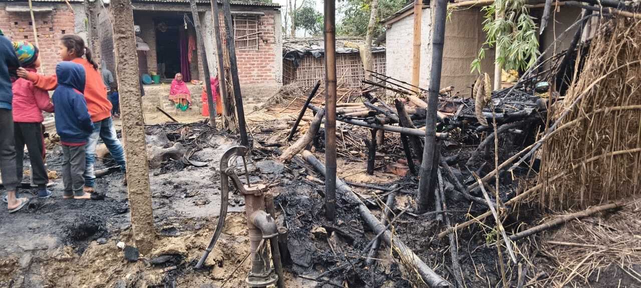 भीषण अगलगी में आठ घर जले, लाखों की क्षति का अनुमान