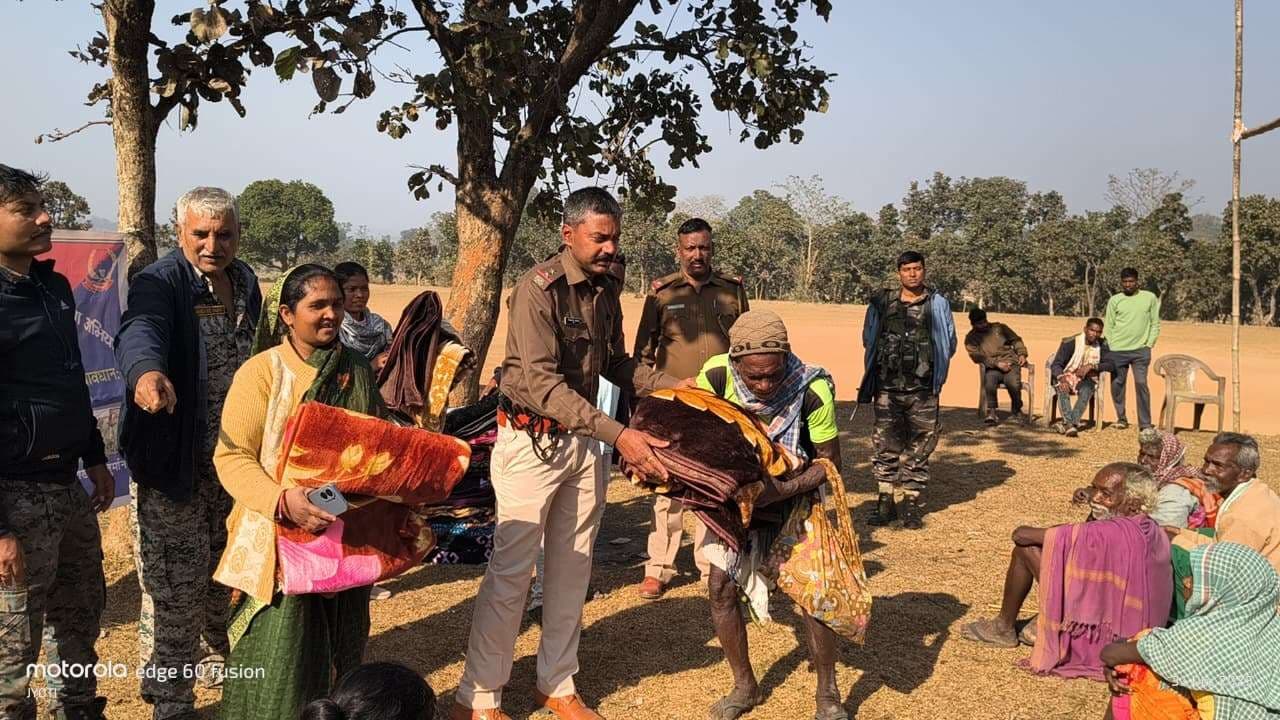 जरूरतमंदों के बीच पुलिस ने बांटे कंबल