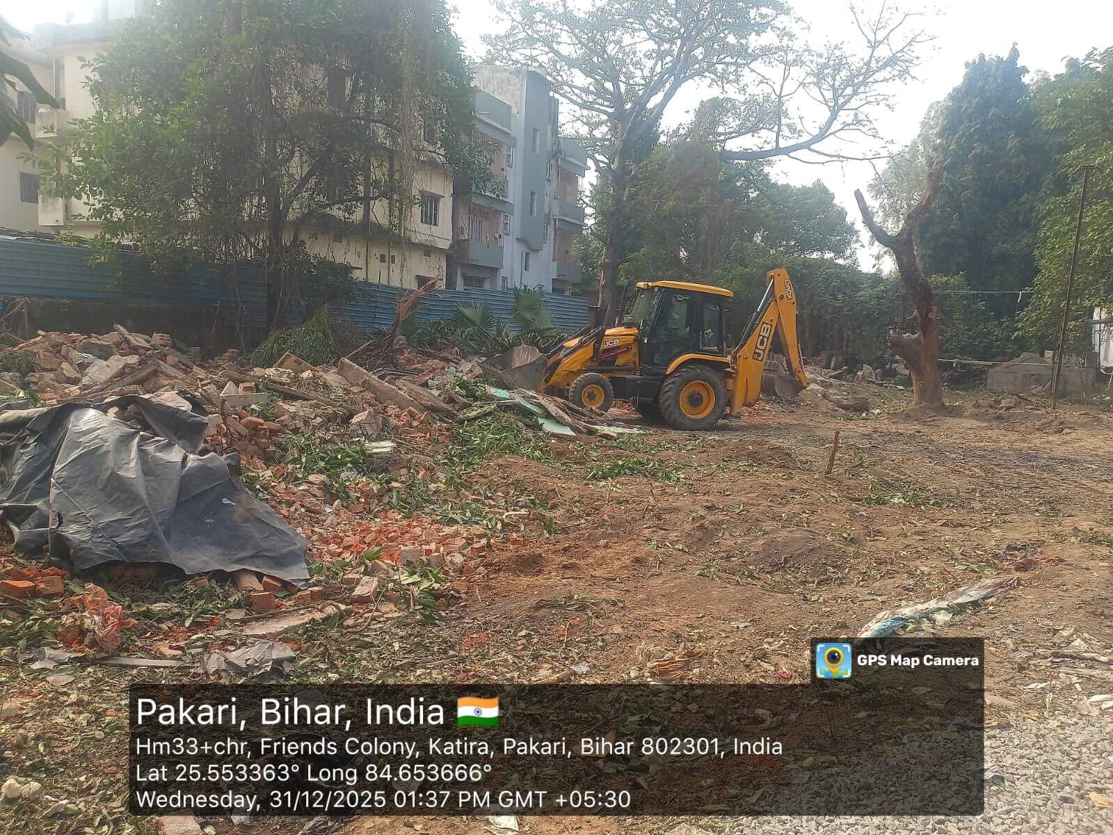 पुराने अंचल व प्रखंड परिसर में बने भवनों को तोड़ने का कार्य शुरू