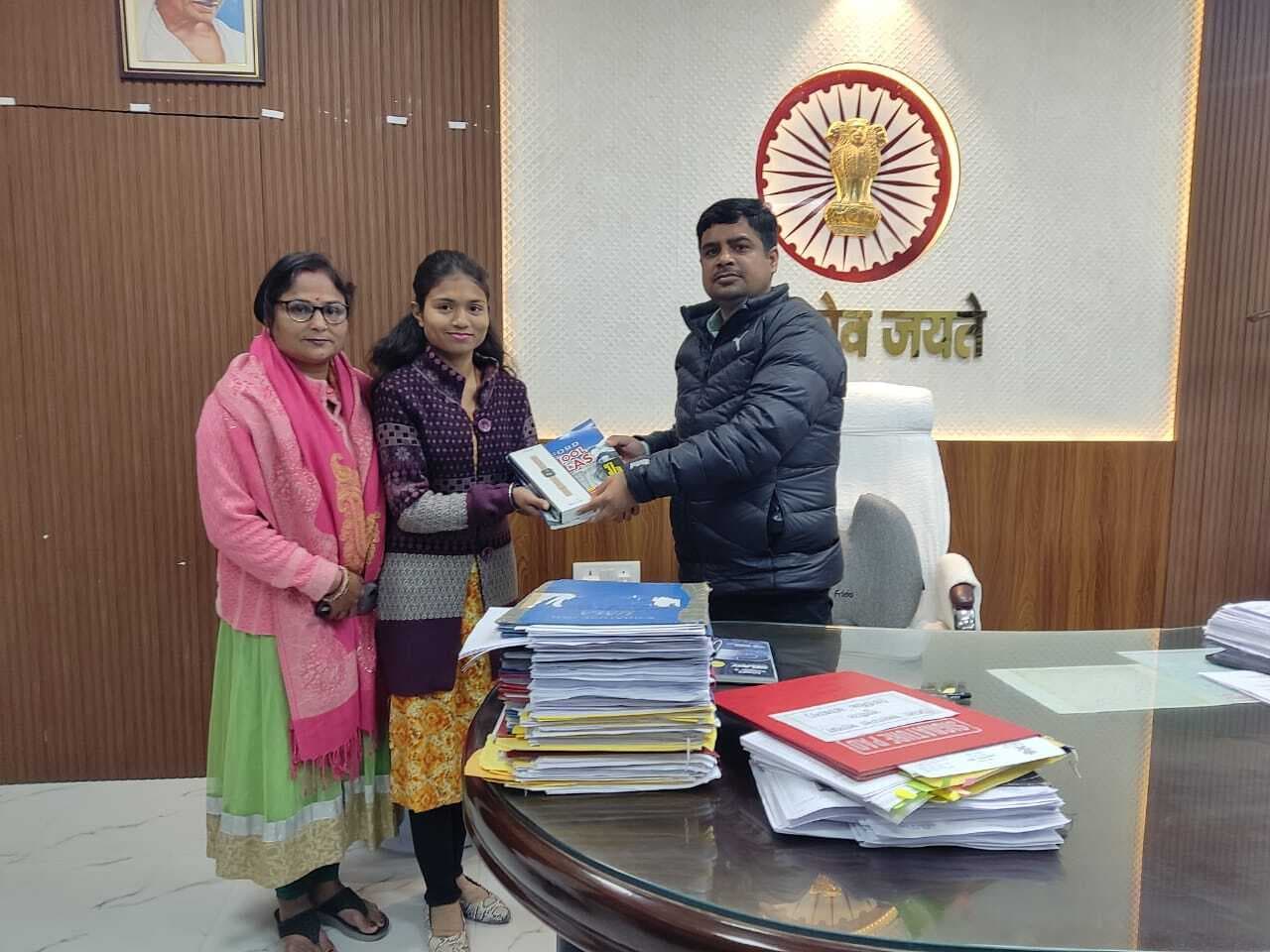 स्वीप अभियान को मिली पहचान: जिला आइकन सृष्टि प्रिया सम्मानित