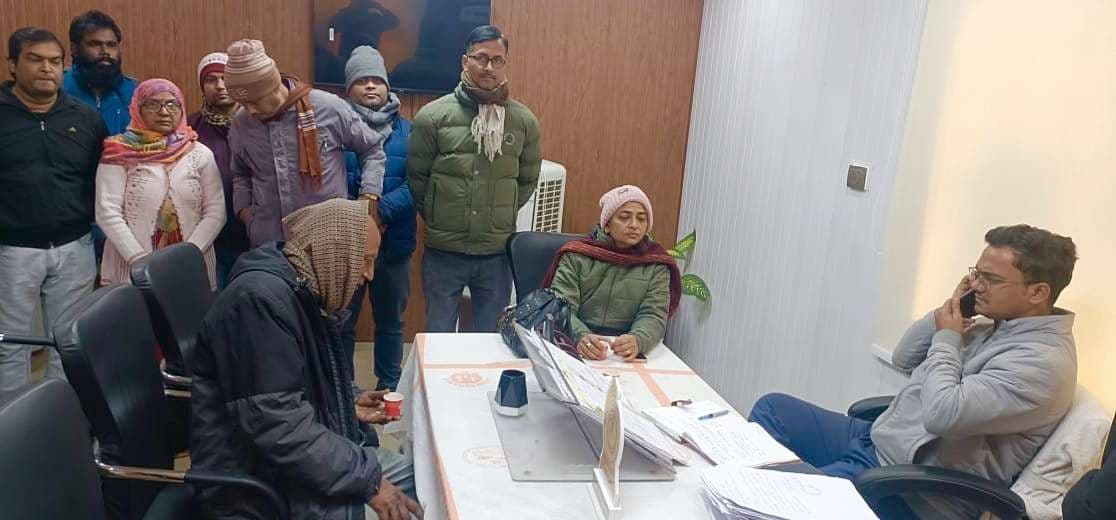 hajipur news. एसडीओ के निरीक्षण में सीएचसी से गायब मिले कई कर्मचारी