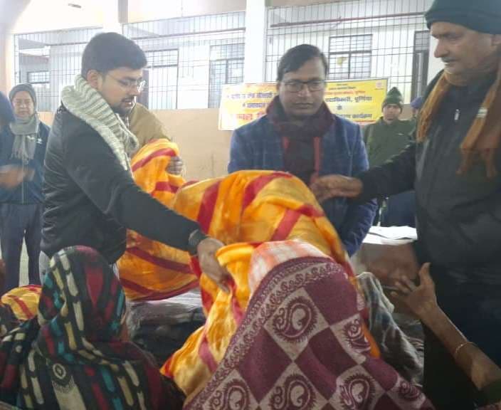 वृद्धाश्रम में डीएम-एसपी ने किया कंबल का वितरण