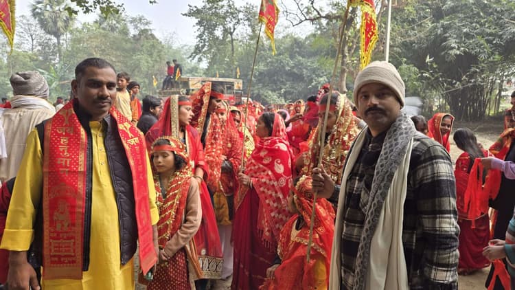 Samastipur News:यज्ञ को लेकर निकाली गयी कलश शोभा यात्रा