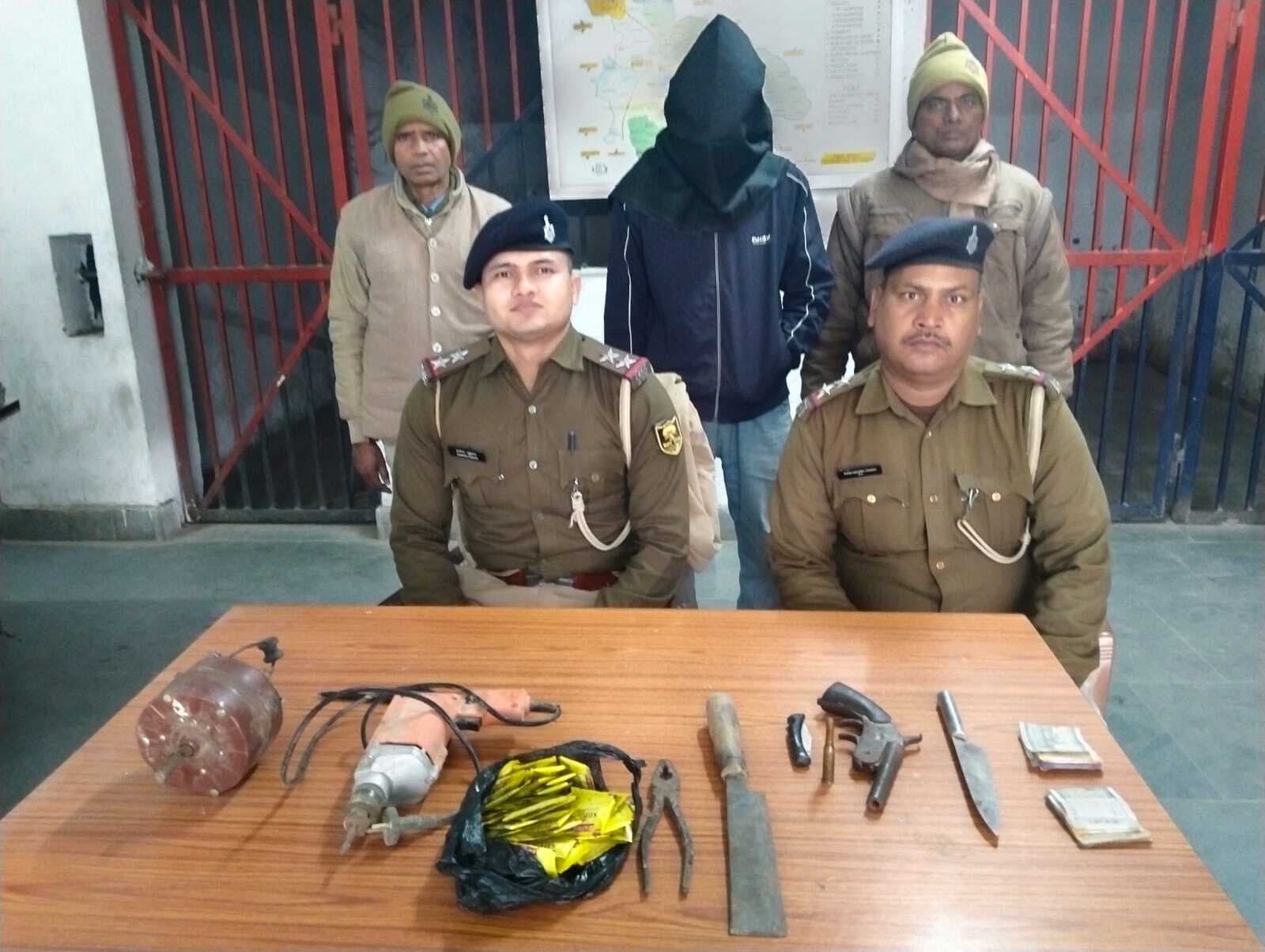 दो कुख्यात अपराधी किये गये गिरफ्तार, हथियार और चोरी का सामान बरामद