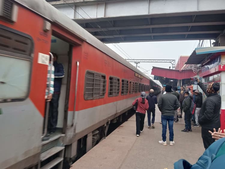 नये साल के आगमन पर रेलवे स्टेशनों पर यात्रियों की सुरक्षा चाक-चौबंद