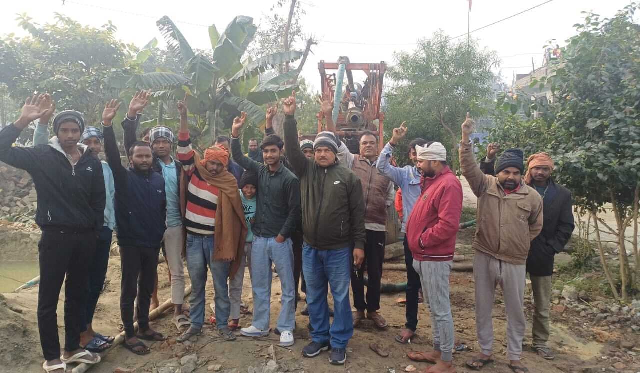hajipur news. नल जल योजना वर्षों से अधूरी, ग्रामीणों ने की नारेबाजी