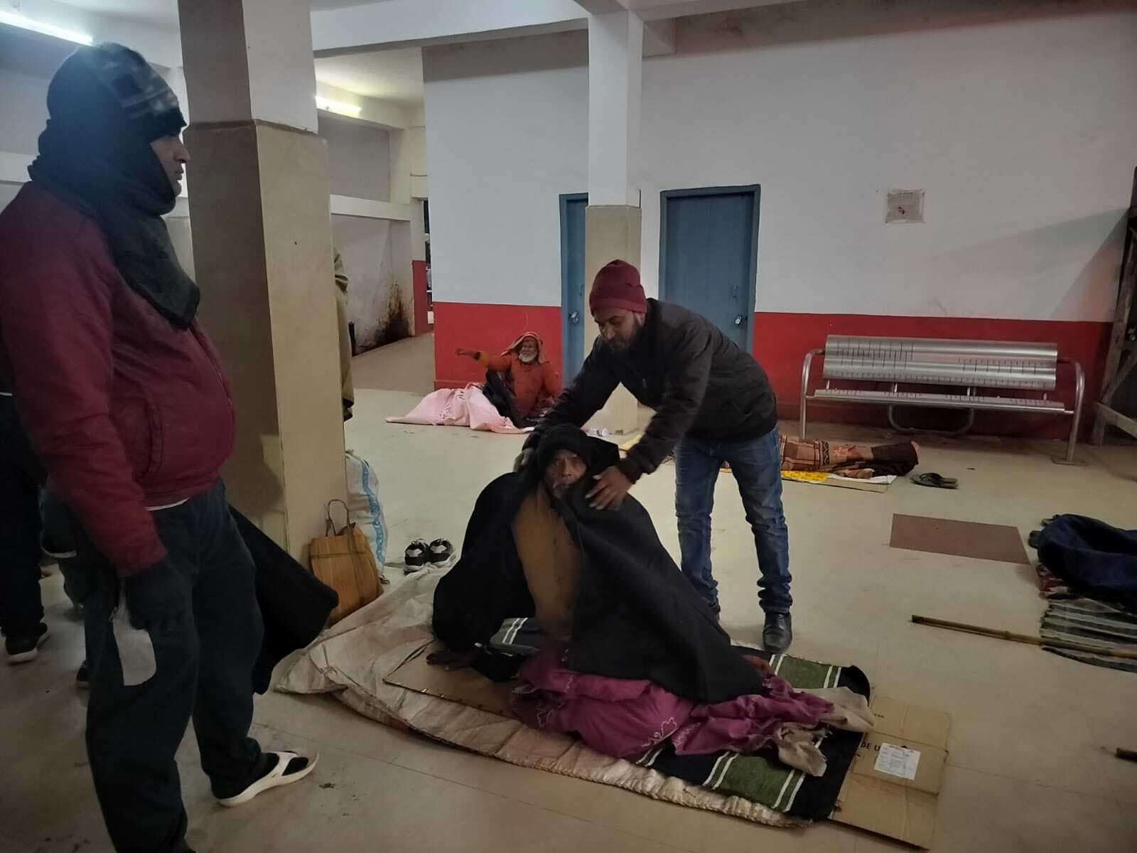 जरूरतमंदों के बीच कंबल वितरित