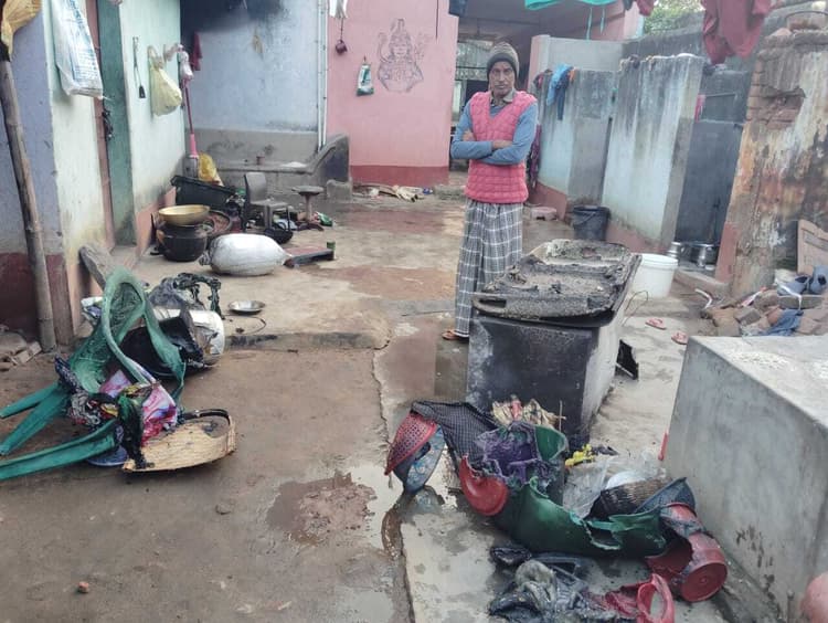 आग लगने से 1.35 लाख रुपये की संपत्ति जलकर राख