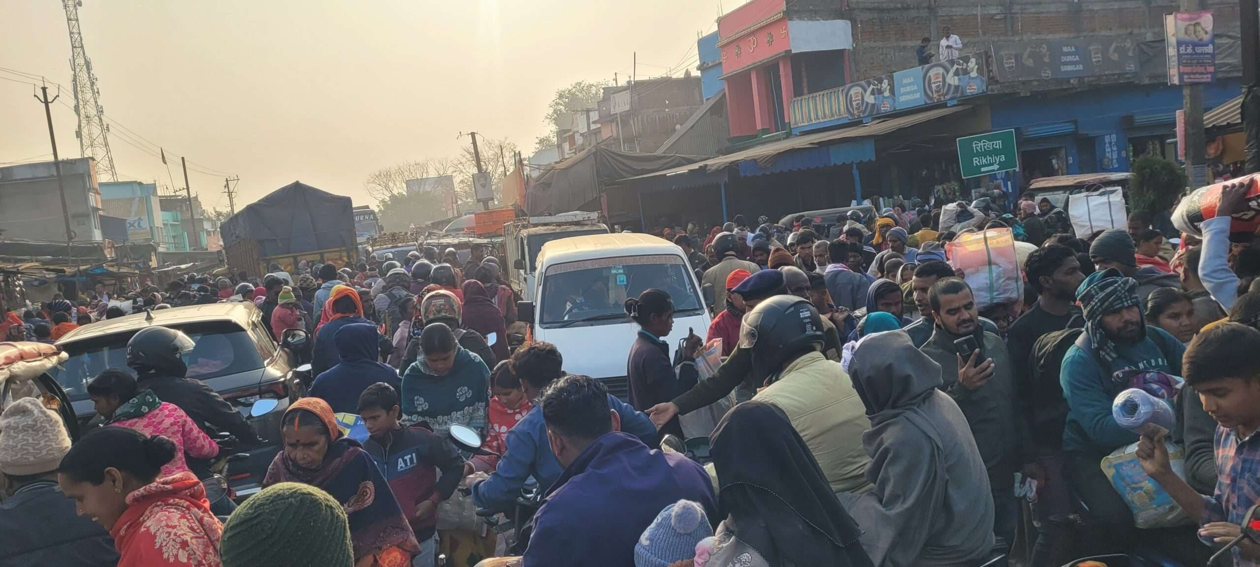 Deoghar News : मोहनपुर हाट में बुधवार को दिनभर लगा रहा जाम, घंटों फंसे रहे वाहन