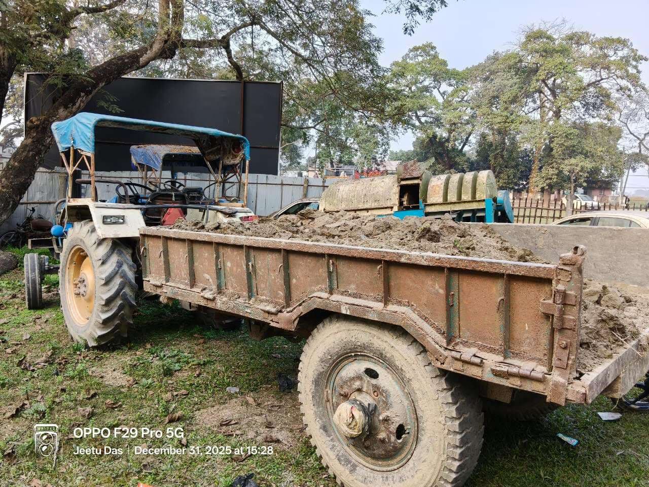 मिट्टी लदे ट्रैक्टर को किया जब्त