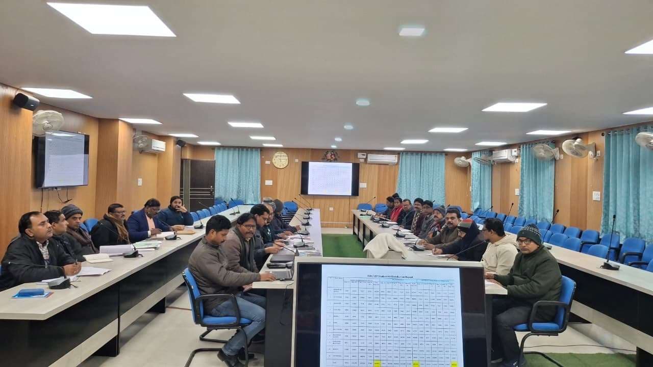 शिक्षा विभाग की समीक्षा में जिलाधिकारी सख्त