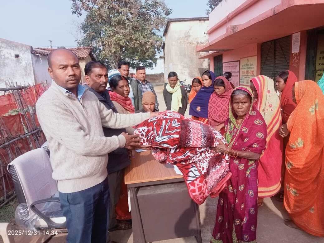 गरीब व बेसहारा के बीच बीडीओ ने बांटे कंबल