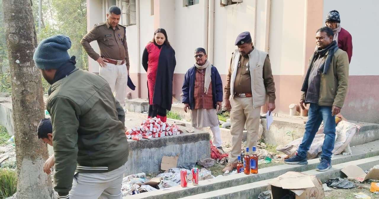 जब्त की गयी 80 लीटर शराब की गयी नष्ट