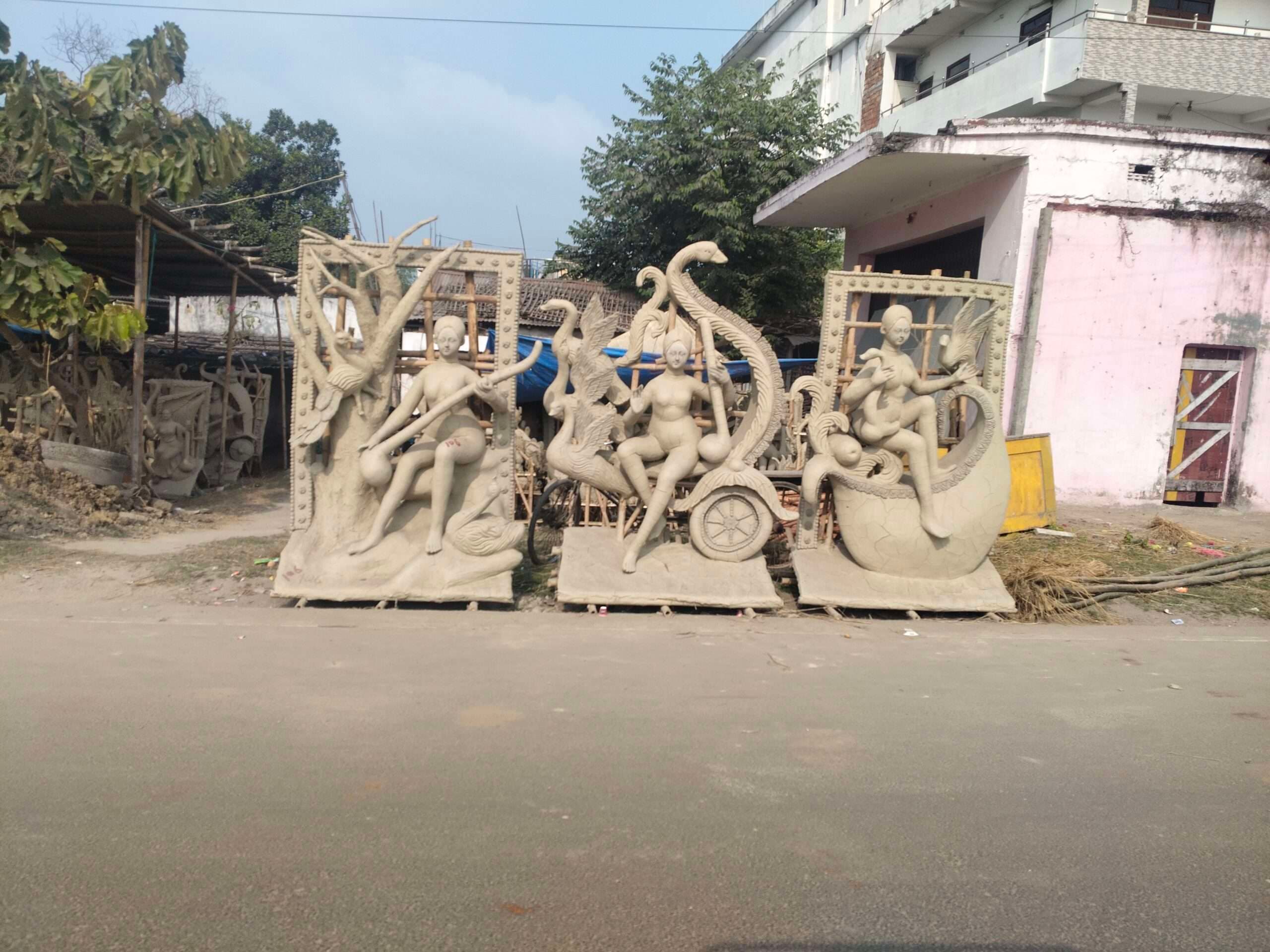 23 को होगी सरस्वती पूजा, प्रतिमा बनाने में जुटे मूर्तिकार