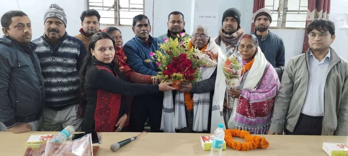 समारोह आयोजित कर चतुर्थ वर्गीय कर्मचारी को दी विदाई