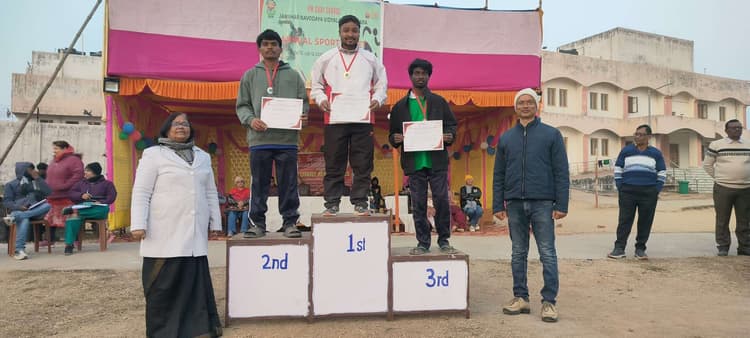 वार्षिक खेलकूद के विजेताओं को किया गया पुरस्कृत