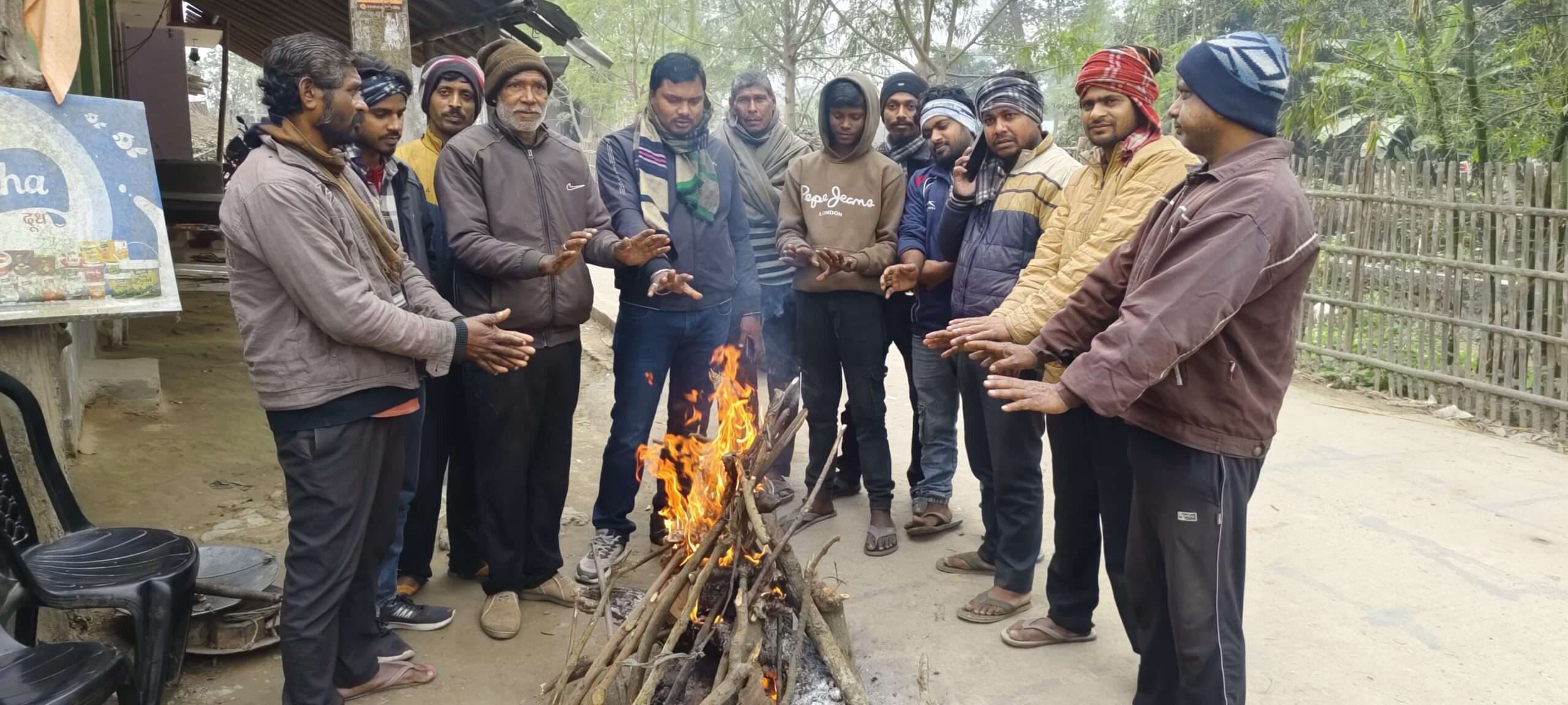 मुखिया ने चौक-चौराहों पर अलाव की व्यवस्था की