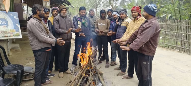 मुखिया ने चौक-चौराहों पर अलाव की व्यवस्था की