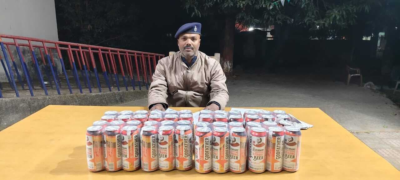 चेकिंग के दौरान 48 बोतल बियर बरामद