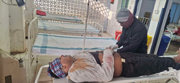 सड़क दुर्घटना में दो युवक जख्मी, रेफर