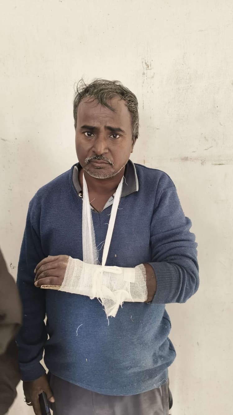 सड़क दुर्घटना में स्कूटी चालक घायल, देवघर रेफर