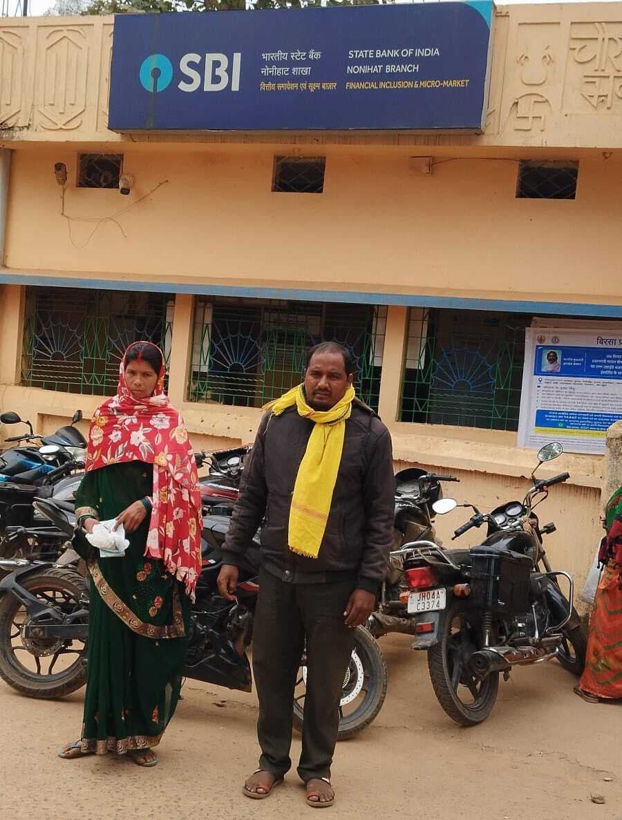 ग्रामीण महिला से साइबर फ्रॉड, छह किस्तो में निकाल ली 59,900 रुपये पीड़िता ने बताया, ना ही कहीं अंगूठा लगाई हूं और ना बैंक गई हूं  भारतीय स्टेट बैंक की नोनीहाट शाखा में है महिला का खाता बेटी की शादी के लिए पीड़ित महिला ने पेट काट-काटकर बैंक में जमा किए थे पैसे