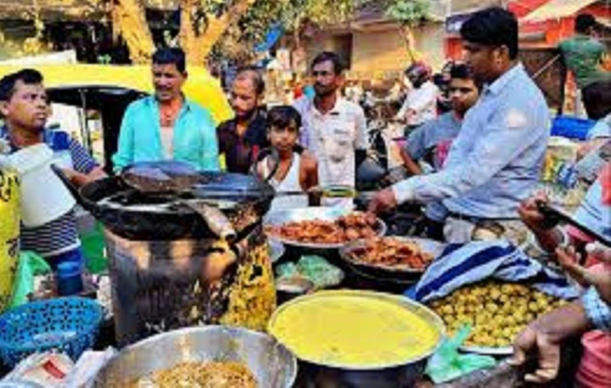 Bihar News: रोजना डेढ़ करोड़ का खाना सड़क पर खा जाते हैं इस शहर के लोग, 10 वर्षों में स्ट्रीट फूड कल्चर का बढ़ा ट्रेंड
