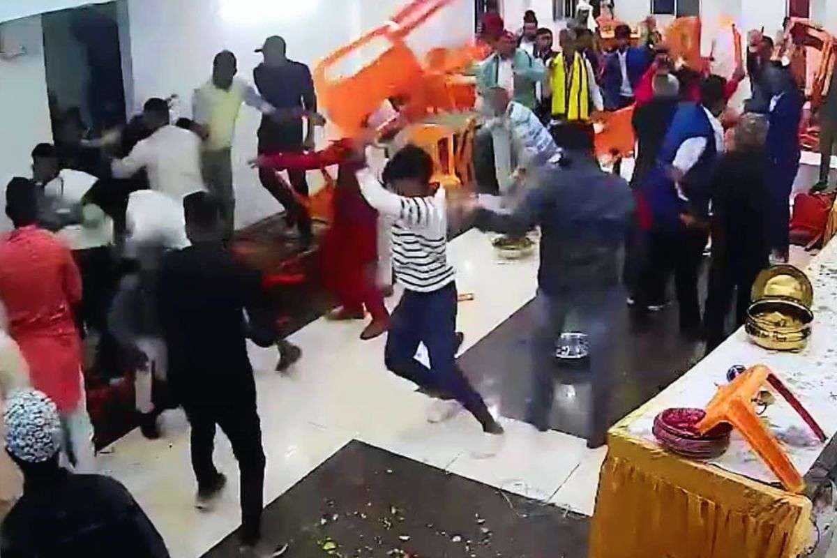 Viral Video: शादी में रसगुल्ले को लेकर बवाल, दूल्हा-दुल्हन पक्ष में जमकर चले लात-घूंसे और कुर्सियां, शादी टूटी