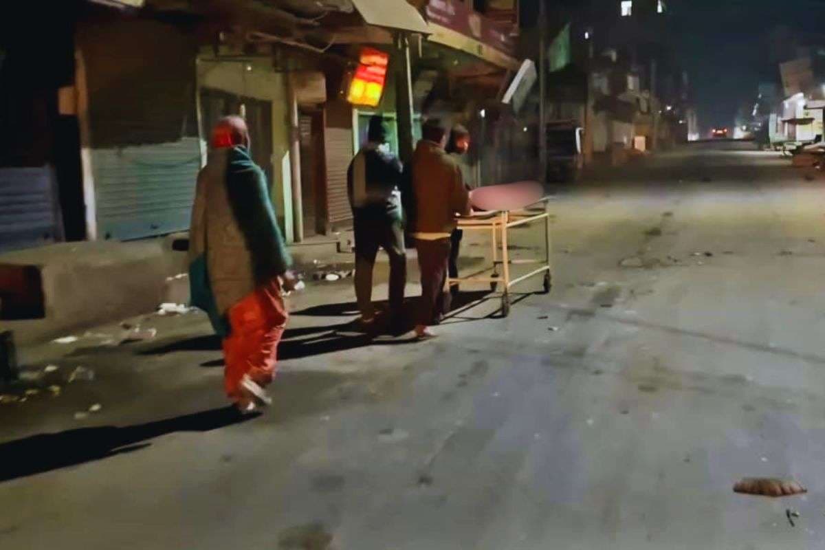 Viral Video: बिहार में एंबुलेंस न मिलने पर बेटे ने मां का शव स्ट्रेचर पर घसीटा, पत्नी-बेटे को अस्पताल में रखा गिरवी