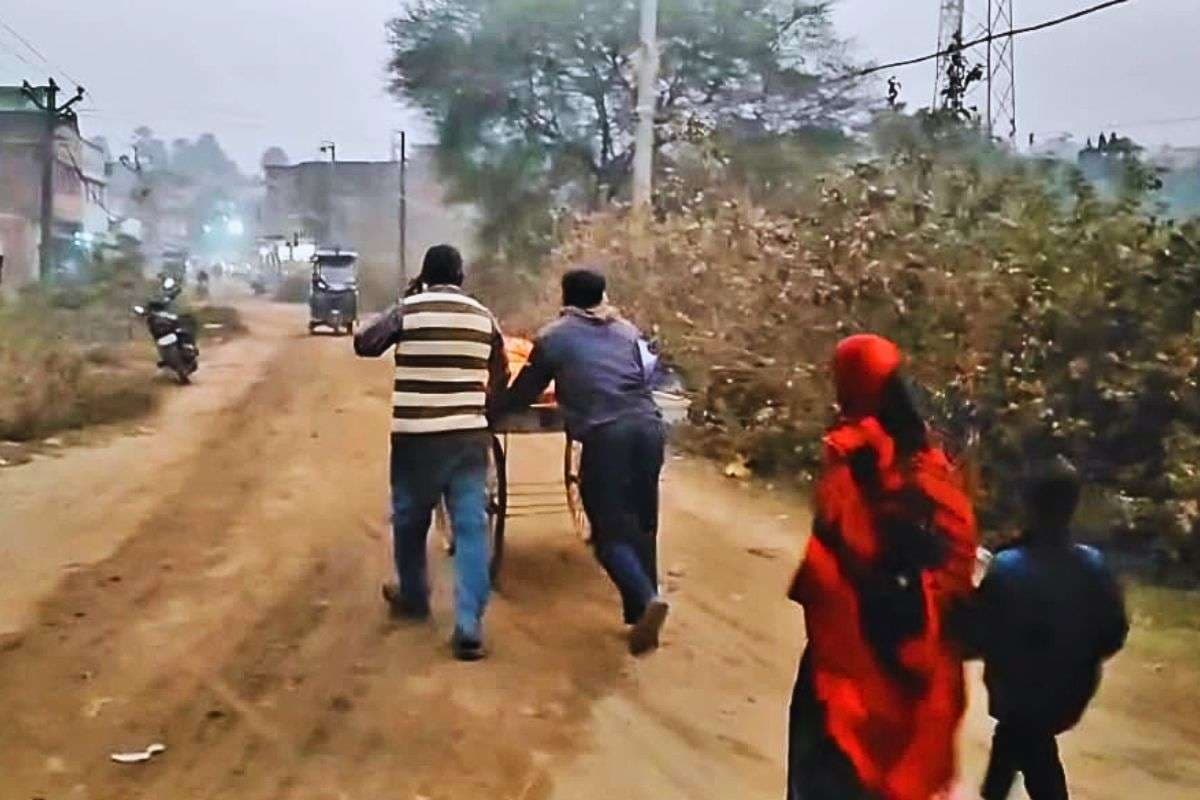 Video: पहले इलाज के लिए भटके, फिर मौत के बाद ठेले पर घर ले आए शव, बिहार में दिल दहला देने वाला मंजर